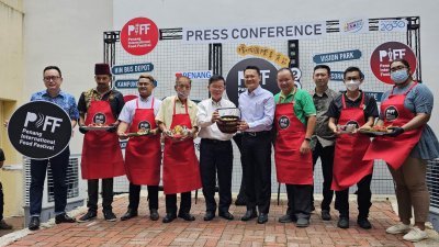曹观友（左5起）与杨顺兴等人，为2023槟州国际美食节主持推介礼。