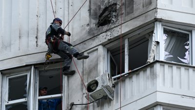俄罗斯的调查人员正在检查莫斯科一栋据称遭无人机袭击的公寓楼。（图取自法新社）