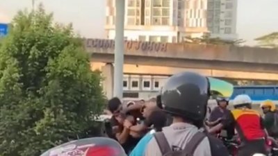 社交媒体日前疯传两名摩哆骑士在新山关卡附近的内环公路旁扭打成一团的视频，两名涉及殴斗的骑士已被警方逮捕助查。