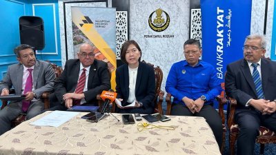 黄诗情（左3）表示，霹雳州政府重视房屋项目发展商的全面准备，以免项目因各种问题遭停滞。