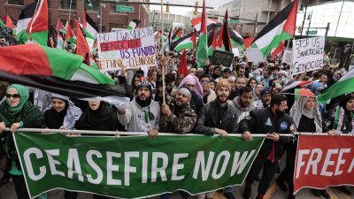 数千人在10月28日沿著密歇根州底特律市中心的华盛顿大道游行，呼吁停火并表达对巴勒斯坦的支持。（图取自法新社）