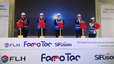 沙祖（左起）、贺贤汉、李廷汉、张恩荣及苏扎娜为Ferrotec Power半导体马来西亚私人有限公司主持奠基仪式。