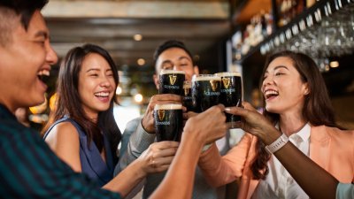 Guinness爱好者看过来！只要在社交媒体上分享该部短视频 (Reel) 的粉丝人数越多，就能解锁更丰厚的奖励，在这个国际黑啤酒日尽情畅饮Guinness啤酒。
