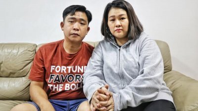 伍运汶（左）和李美倩为孩子高昂的医药费而犯愁。