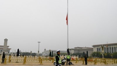 在中国北京天安门广场，周四早举行过升旗仪式后再降半旗，悼念逝世的前国务院总理李克强。（图取自法新社）