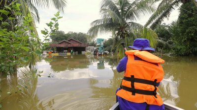 霹雳州的水灾灾黎人数持续增加，目前已破400人。