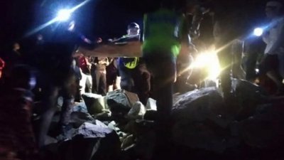 男童遗体在距离坠海地点约200公尺外的沙滩被民众发现。