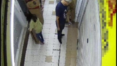 男子被拍到在杨女士店外喷洒液体。 （由受访者提供）