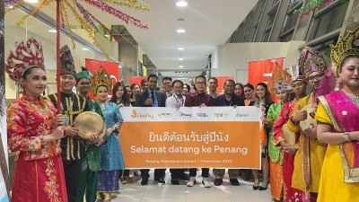 飞萤航空开通槟城直飞曼谷航班，每周5趟。黄汉伟表示，这将加强槟城与泰国曼谷两地文化、经济之间的关系，也期待为日后文化交流、旅游、贸易及合作带来更多机会。