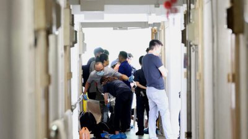 新加坡红山景一租赁组屋周六发生命案，警员仔细看各项物品，以收集证据。