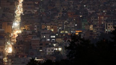 去年11月8日，尼泊尔首都加德满都的灯火阑珊。（图取自路透社）