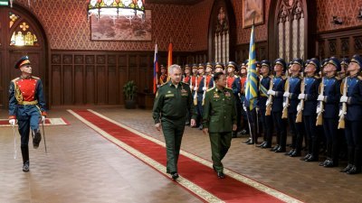 2021年6月22日，俄罗斯国防部长绍伊古（左）和缅甸军政府领导人敏昂莱，在俄罗斯莫斯科举行会谈前走过仪仗队。（图取自俄罗斯国防部/路透社）