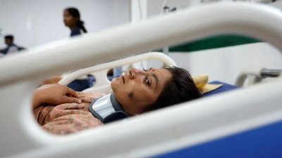一名在尼泊尔格尔纳利区贾加科特地震中受伤的女性，当地时间周六在尼泊尔根杰一家医院接受治疗。（图取自路透社）