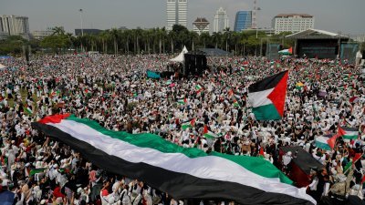 印尼民众周日在首都雅加达国家纪念碑（Monas）广场，参加声援巴勒斯坦的集会。（图取自路透社）