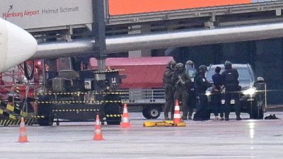 警方周日在德国汉堡机场，与车内一名劫持4岁女童的35岁武装男子交涉。（图取自路透社）