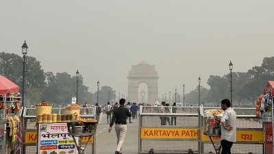 印度新德里地标“印度门”，周日被笼罩在灰蒙蒙的烟霾中。（图取自台湾中央社）