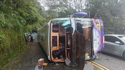 台湾一辆游览车周日下午从宜兰太平山下山途中意外翻覆，造成一人丧生、36人受伤。（图取自台湾中央社）