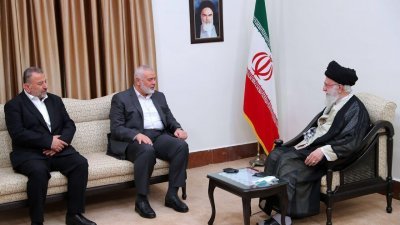 哈马斯政治局主席哈尼亚（左2）访问德黑兰期间，会晤伊朗最高精神领袖哈梅内伊。（图取自X/Intelligence FRONT）