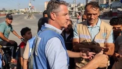 联合国近东巴勒斯坦难民救济和工程处加沙事务主任霍怀特（中），在上周六（4日）访问加沙地带中部的努塞拉特难民营。（图取自法新社）