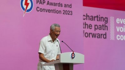 新加坡总理李显龙表示，如果一切顺利的话，他将在明年人民行动党庆祝成立70周年前交出领导棒子。