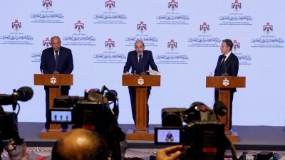 埃及外长苏克里（左起）、约旦副首相兼外交部长萨法迪和美国国务卿布林肯于上周六（4日）在安曼会晤后出席联合记者会，阿拉伯国家和美国罕见地公开表达分歧。（图取自路透社）