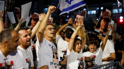 人质家属和支持者当地时间周六（4日）在以色列特拉维夫集会，施压政府让人质即刻安全回家。（图取自路透社）