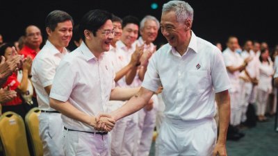 李显龙(右）宣布，将在行动党明年成立70周年之前交棒给该国副总理黄循财（左）。（取自人民行动党面子书）