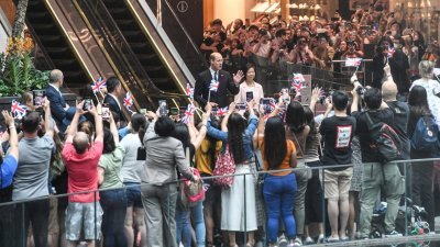 威廉王子抵达新加坡，民众争锋目睹他的风采。（新加坡8视界）