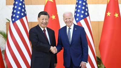 中国国家主席习近平与美国总统拜登于去年11月14日，在印尼巴厘岛出席20国集团（G20）峰会期间举行场边会晤。（图取自路透社档案照）