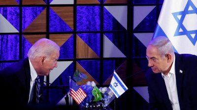 美国总统拜登（左）10月18日访问特拉维夫，与以色列总理内塔尼亚胡会晤。（图取自路透社）