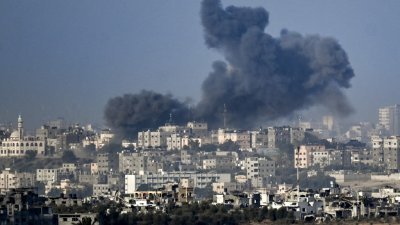 以色列与哈马斯持续交战，以军周二发动空袭后加沙升起浓烟。（图取自法新社）