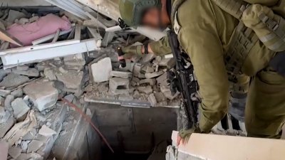 以色列军方11月3日发布的照片，显示一名士兵正在检查所谓哈马斯使用的隧道入口。（图取自以色列陆军/法新社）