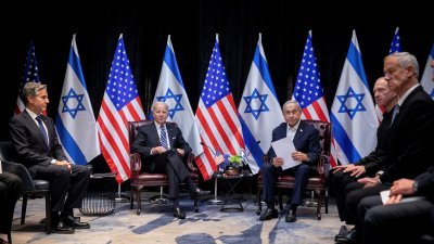 美国总统拜登10月18日与美方代表团，在特拉维夫和以色列总理内塔尼亚胡以及其战时内阁成员会面，展现华盛顿在最新一轮以巴冲突中对这个中东盟友的力挺。（图取自路透社）
