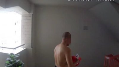 投诉者公开一段住家门口闭路电视摄下的视频，画面显示男邻居在楼梯口洗头。