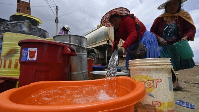 玻利维亚波托西山坡社区正遭受严重乾旱，当地居民只能每周从水槽车获得饮用水。（图取自法新社）