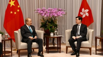 沙巴首长哈芝芝礼貌拜会香港特别行政区行政长官李家超（右）。