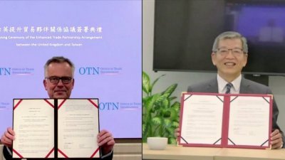 台湾驻英代表谢武樵（右）与英国驻台代表邓元翰（左）视讯签署《提升贸易伙伴关系协议》。（图取自中央社/台湾行政院网页）