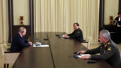 俄罗斯总统普京（左）当地时间周三在莫斯科郊外官邸，会晤到访的中国中央军委副主席张又侠，俄罗斯防长绍伊古亦出席会面。（图取自俄罗斯卫星通讯社/路透社）
