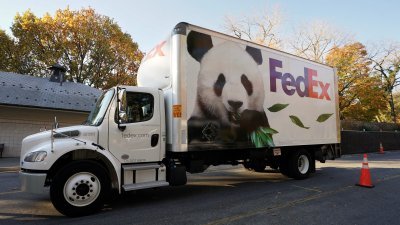 载著旅美大熊猫的卡车，周三离开华盛顿动物园前往机场。（图取自路透社）