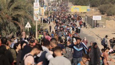 加沙北部地区的巴勒斯坦平民，当地时间周四沿著主要高速公路向南行走，以逃离以巴冲突的战斗地区。（图取自法新社）