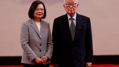 台湾总统蔡英文（左）周五在台北举行的新闻发布会上，与代表台湾出席亚太经济合作论坛（APEC）会议的晶片巨头台积电创始人张忠谋合影。（图取自路透社）