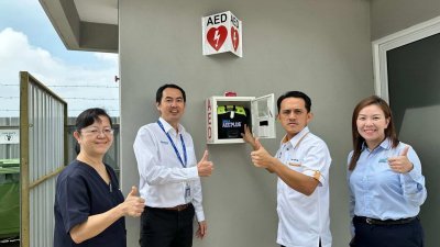吴俊益（右2）为Brooks Instrument Malaysia 私人有限公司的AED主持启用礼。