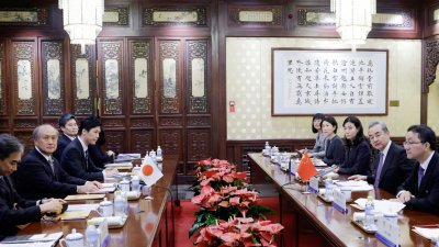中国外交部长王毅（右2）周四与到访的日本国家安全保障局长秋叶刚男（左2）会晤，并举行中日高级别政治对话机制磋商。（图取自中国外交部微博）