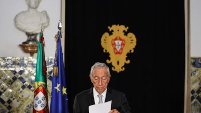 葡萄牙总统德索萨当地时间周四在里斯本贝伦宫举行国务委员会会议后宣布将解散国会，并定于明年3月10日提前举行大选。（图取自法新社）
