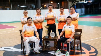 首届 “Merdeka 57”杯篮球邀请赛筹委会成员，坐者左一为主席拿督潘添顺。