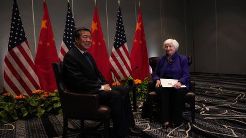 中国国务院副总理、中美经贸中方牵头人何立峰（左）和美国财政部长耶伦，当地时间周五在美国三藩市举行第2轮会谈。（图取自法新社）