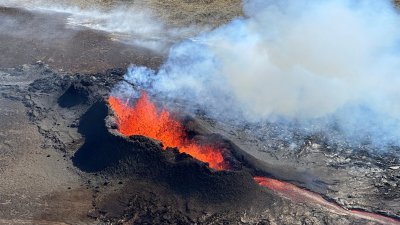 冰岛雷克雅未克半岛一座火山喷发后，7月12日可见喷涌而出的熔岩。（图取自冰岛民防局/路透社档案照）