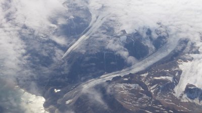 格陵兰山脉沿线的格陵兰冰原冰川，将山谷分割成多块。（路透社档案照）