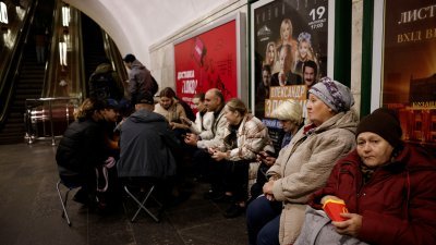 基辅周六再次响起空中警报，民众躲到地下的地铁站避难。（图取自路透社）