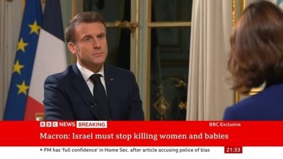 法国总统马克龙当地时间周五在爱丽舍宫，接受BBC专访。（BBC视频截图）